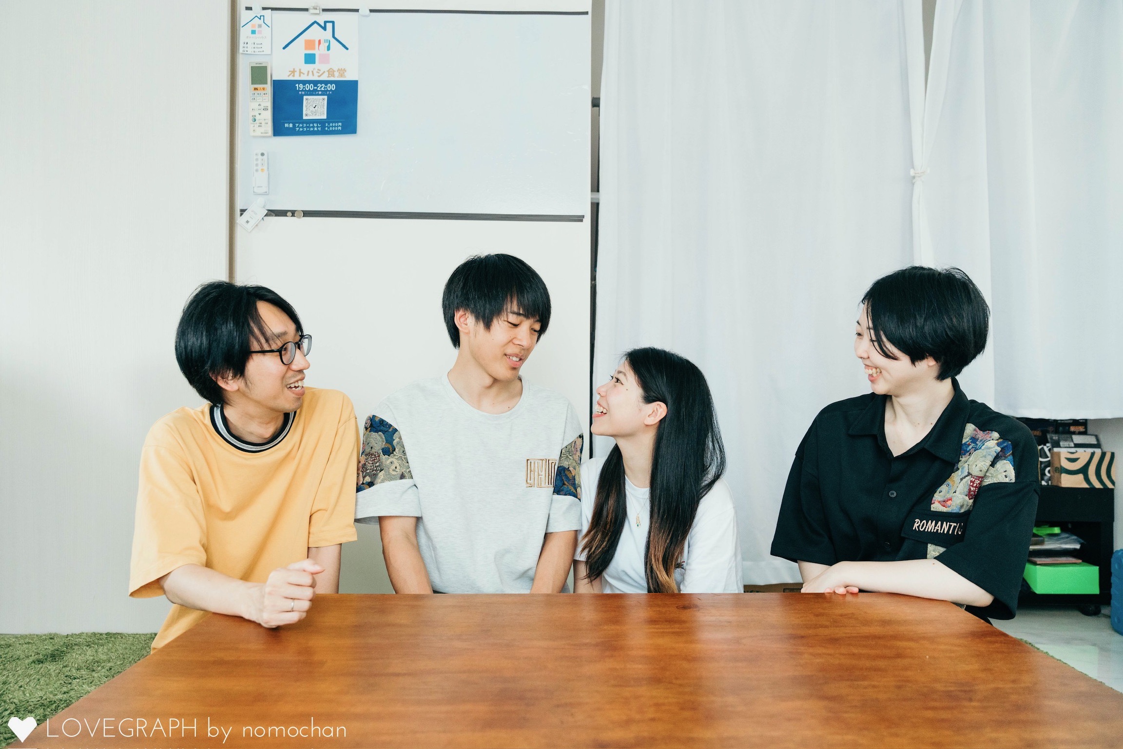 シェアハウスの仲間と笑顔で話す久住舞
